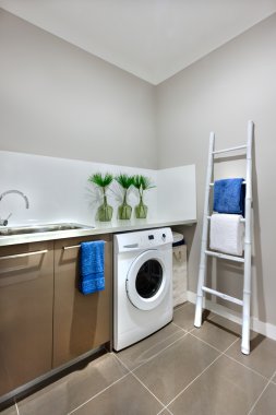 Modern bir evin bir çamaşır makinesi ile yıkama alanı
