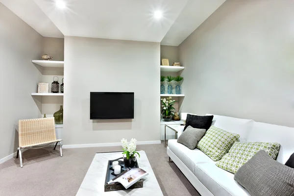 Televisión en la pared en una sala de estar de lujo —  Fotos de Stock