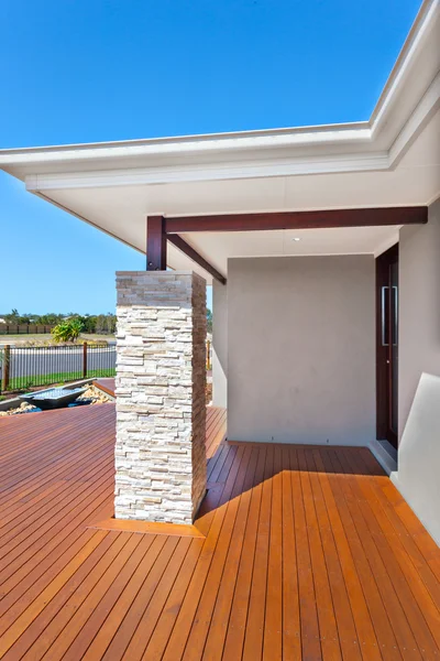 Modern ház bejáratának fából készült padló és egy ston oldaláról — Stock Fotó