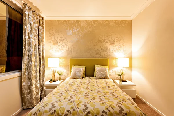 Closeup of a luxury bedroom with the lights on — Stock Photo, Image