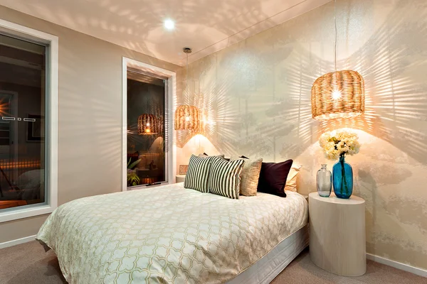 Vue latérale d'une chambre luxueuse avec un lit king size et un héritier — Photo