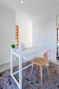 Beyaz ahşap masa ve modern oda ışık ahşap sandalye