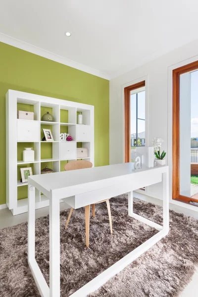 Moderna och klassiska arbetsrum i ett lyxigt hus — Stockfoto
