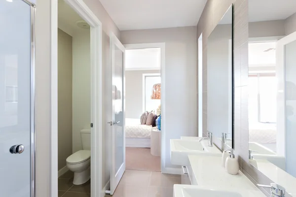 Вид на современную ванную комнату с туалетом и выходом в спальню — стоковое фото