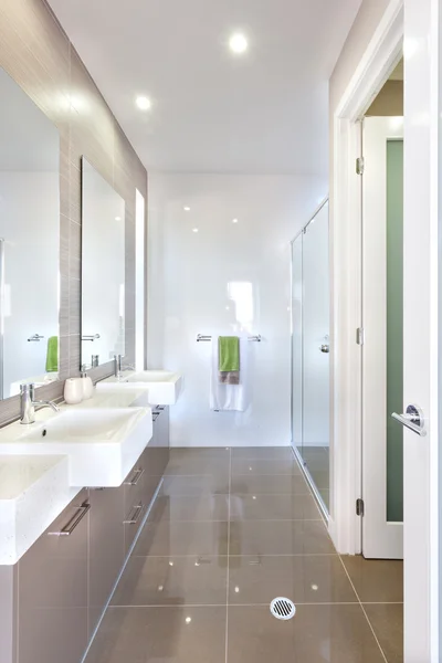 Baño moderno con juego de lavabos y baño — Foto de Stock