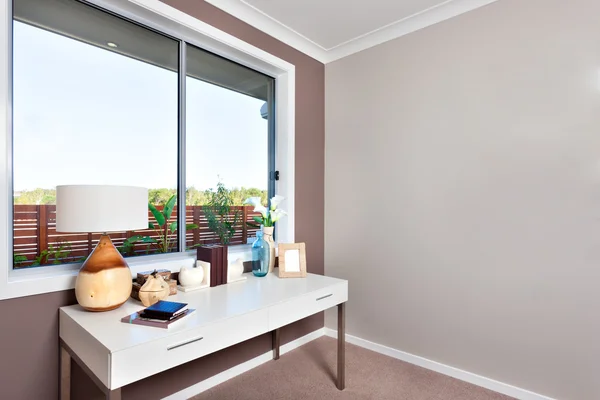 Primer plano de una mesa blanca con libros y objetos ornamentales aislados — Foto de Stock