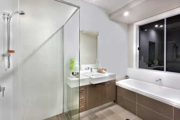 Nuevo cuarto de baño con zona de lavado, incluyendo bañera —  Fotos de Stock