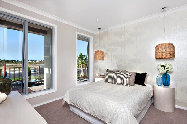 Dormitorio de lujo con cama king size en un hotel o casa con bambo —  Fotos de Stock