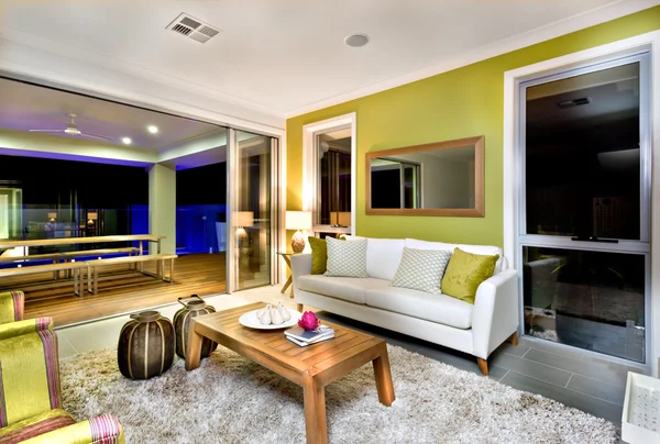 Luxe woonkamer interieur met sofa's en mooie decoraties — Stockfoto