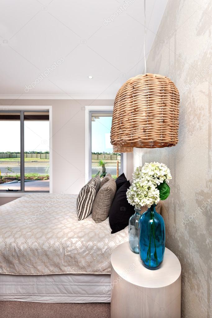 Moderne Schlafzimmer, dekoriert mit Bambus oder Rattan Leuchte und ... Moderne Schlafzimmer, dekoriert mit Bambus oder Rattan Leuchte und ...