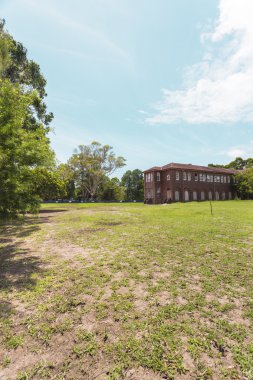 alanında çok büyük bir tuğla konak