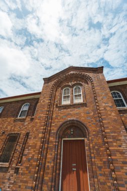 Gökyüzüne bakan eski tuğla bina