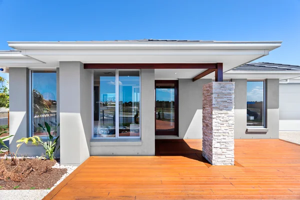 Mavi gökyüzü ile bir ahşap zemin ile modern bir ev dış — Stok fotoğraf