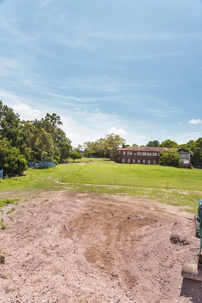 Ett hus i mitten av fältet och jorden — Stockfoto