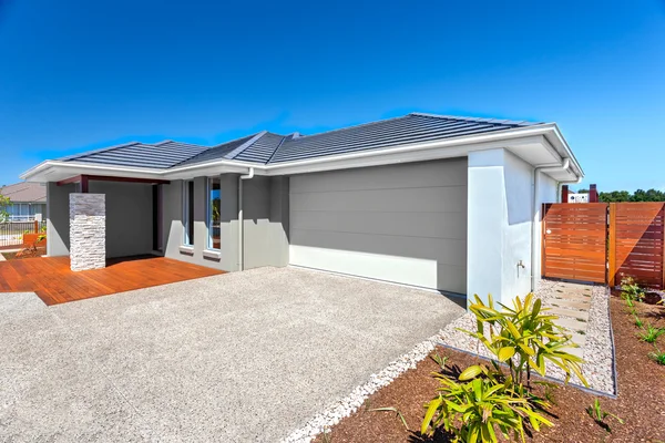 Casa moderna com garagem e quintal e céu azul — Fotografia de Stock