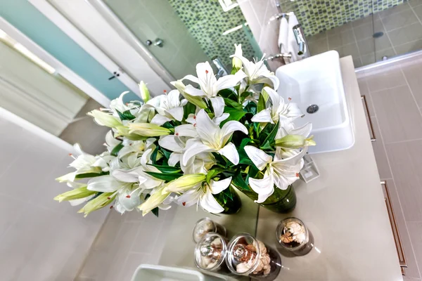 Bunch of white flowers and buds against to the mirror on the gra — Stock Photo, Image