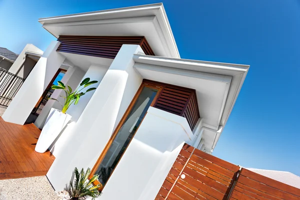 Ingang van een luxe huis met witte muren en blauwe hemel op een su — Stockfoto