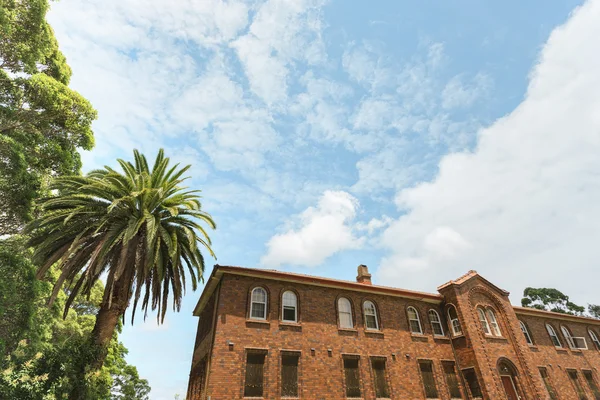 Great blue sky and a large old building — Stock Photo, Image