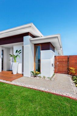 Bir çim açık mavi gökyüzü üzerinde modern ev 