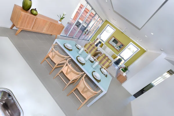 Moderno gran comedor interior con mesa servida listo para gues — Foto de Stock