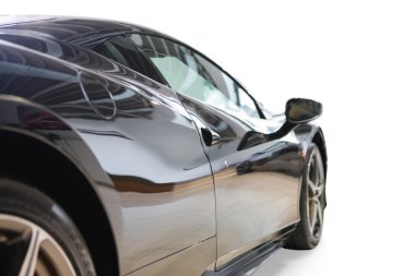 Güzel sportif parlak şık siyah renkli otomobil showro içinde