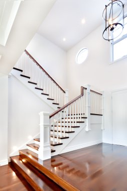 Aritificial balık ve kitap bir odada masada tutulması