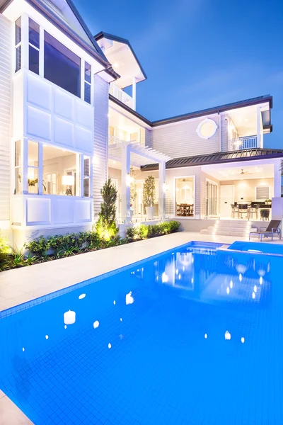 モダンな数百万ドルの家、ミステリー画像のプールエリア — ストック写真