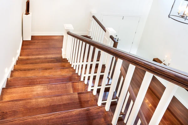 Vista de la escalera interior de madera desde el primer piso — Foto de Stock