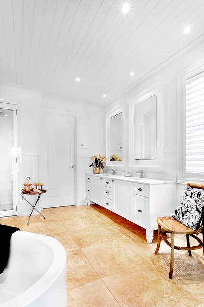 Banheiro de uma casa de luxo com banheira vazia — Fotografia de Stock