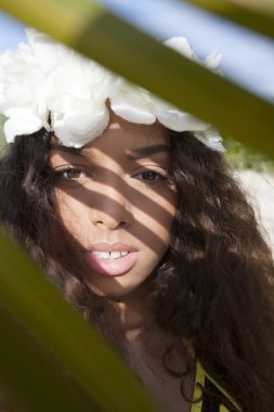 Çiçek tacı olan genç bayan