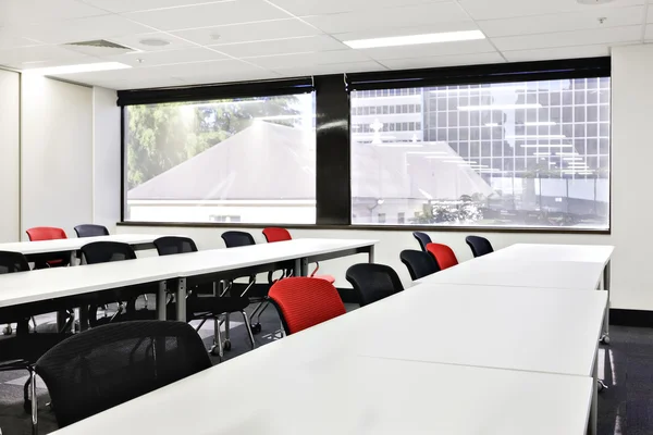 Klassen- oder Konferenzraum mit Glasfenstern nach außen — Stockfoto