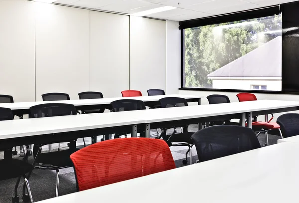 Nahaufnahme von Stühlen und Tischen in einem Konferenzraum — Stockfoto