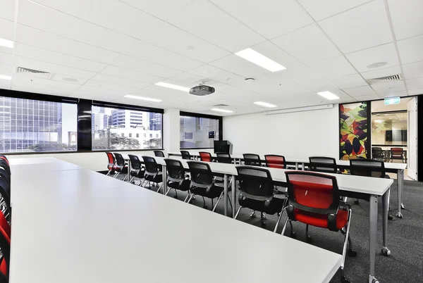 Moderna sala conferenze con sedie e tavoli lunghi — Foto Stock