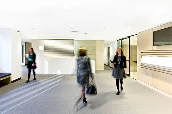 Moderna Sala Recepción Con Tres Mujeres Mostrando Movimientos Borrosos —  Fotos de Stock