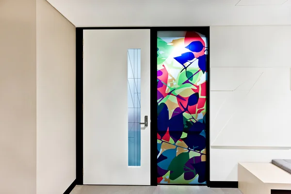 Puerta colorida del diseño de la pared a una habitación moderna — Foto de Stock