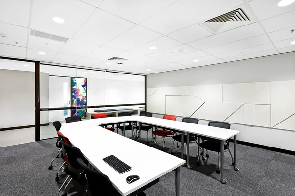 Moderna sala de conferencias con mesa redonda blanca — Foto de Stock