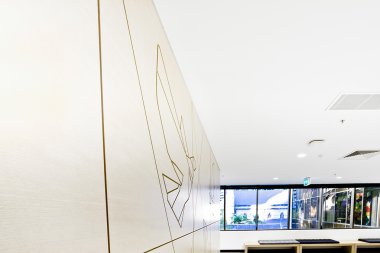 Dışarıda boş bekleme odası alanı ve windows ile gösterdi 