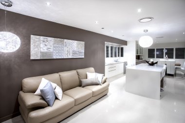 Kanepe ve yastıklar ışıkları ile modern yaşam alanı
