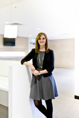 Ofiste gülümseyen ve yaslanan seksi kız. 