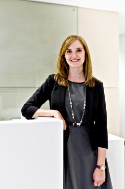 Ofiste güzel bir kızın daha yakın görüntüsü.