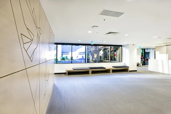 Dışarıda boş bekleme odası alanı ve windows ile gösterdi 