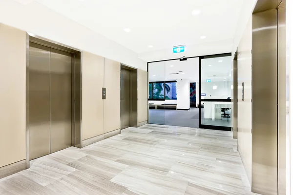 Серебряный лифт в здании с открытой дверью — стоковое фото