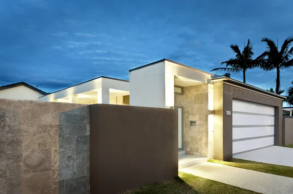 Moderner Hauseingang bei Nacht mit eingeschaltetem Licht — Stockfoto