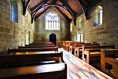 Eski kilise Oda güneş ışığı ile seyir 