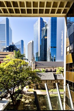 Modern bir binanın dış görünümü 