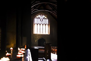 Düşük ışık güneş ışığı ile karanlık bir odada