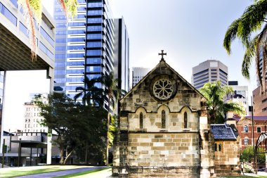 Eski kilise tuğla duvarlar şehir binaları dışında yapılan