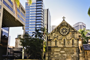 Şehir binalar ve ağaçlar eski kilise