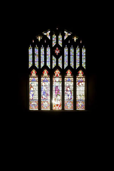 Fenêtre art design d'une église dans l'obscurité — Photo
