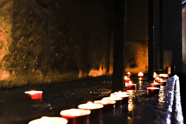 Sala de piedra oscura y sucia con velas intermitentes —  Fotos de Stock